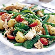 Горячий салат из картофеля, тунца и зеленой фасоли с соусом песто