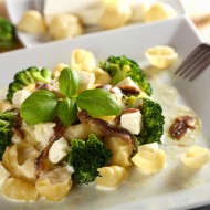 Горячий салат с брокколи