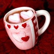 Горячий шоколад с сердцами из маршмеллоу