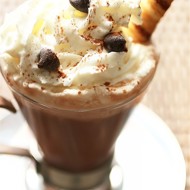 Горячий шоколад со специями и взбитыми имбирными сливками