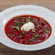 Горячий свекольник со сметаной