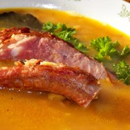 Гороховый суп на копченых ребрышках с беконом