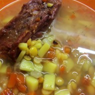 Гороховый суп с копчеными ребрышками и зеленью