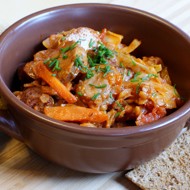 Горшочки с капустой, чечевицей и колбасками