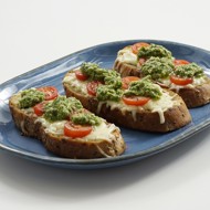 Горячие бутерброды капрезе с домашним песто