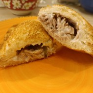 Горячий бутерброд с тунцом и оливками