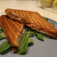 Простой горячий сэндвич с красной рыбой и рикоттой