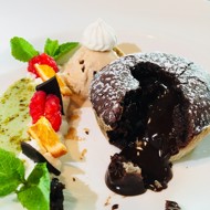 Горячий шоколадный тортино с ванильным мороженым