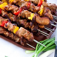 Говядина с беконом на шпажках