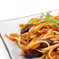 Говядина с чили, бобовыми проростками, красным луком и лаймом