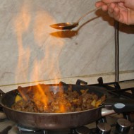 Говядина с фруктами фламбе