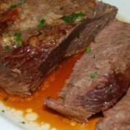 Говядина с острым соусом из соленых грибов