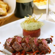 Говядина с розмарином и соусом из красной смородины и горчицы