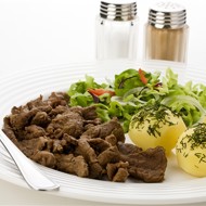 Говядина тушеная с луком и картофелем