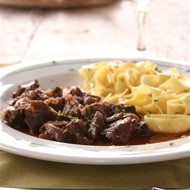 Говядина тушеная с макаронами