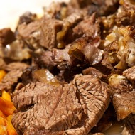 Говядина, тушенная в горчично-винном соусе