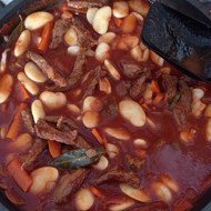 Говядина в томатном соусе с фасолью лима