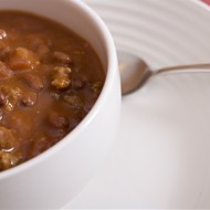 Говядина в томатном соусе с фасолью