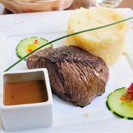 Говяжье филе с перцем и соусом из портвейна