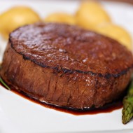 Говяжьи миньоны в ароматном травяном масле