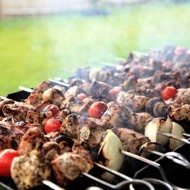 Говяжьи шашлыки с черри в глазури из соуса хойсин