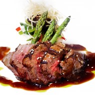 Говяжьи стейки на гриле с соусом барбекю из кофе