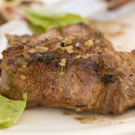 Говяжьи стейки с лимонным соком и травами