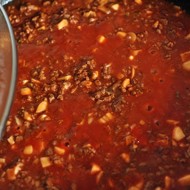 Говяжий фарш с томатами и корицей