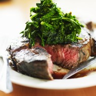 Говяжий стейк и сливочный шпинат с голубым сыром