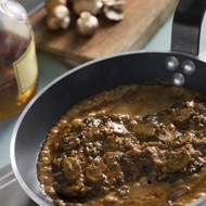 Говяжий стейк со сливочно–грибным соусом