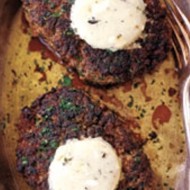 Говяжья вырезка с соусом из голубого сыра