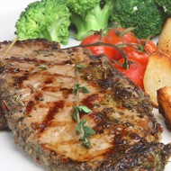 Говяжья вырезка в корочке из чеснока и трав