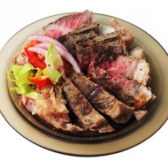 Говяжья вырезка, запеченная в прованских травах, с пармезаном