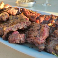 Говядина по-итальянски с чесноком и розмарином на мангале