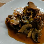 Говяжье сердце с шампиньонами на сковороде