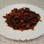 Говяжье сердце с соевым соусом, луком и морковью