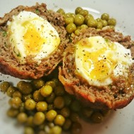 Говяжья котлета с яйцом всмятку
