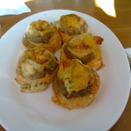 Гратини (рулетики из семги с креветками и сыром, запеченные в духовке)