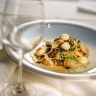 Гребешки на гриле с зеленым салатом и травами