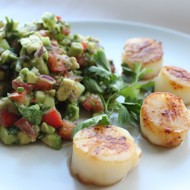 Гребешки с тартаром из авокадо