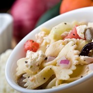 Греческий салат с макаронами