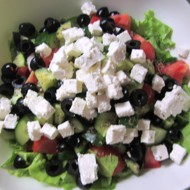 Греческий салат со шпинатом