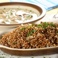 Гречневая каша со шпигом и луком