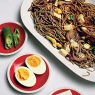 Гречневая лапша с яйцами и сыром тофу