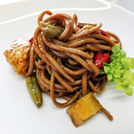 Гречневая лапша с индейкой и овощами в соусе терияки