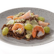 Гречневая лапша с креветками, виноградом и зеленым соусом айоли