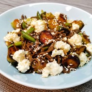 Гречневая лапша с овощами и адыгейским сыром