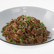 Гречневая лапша с уткой и кунжутом