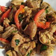 Гречневая лапша со свининой и сладким перцем