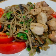 Гречневая лапша (соба) с грибами, луком и индейкой